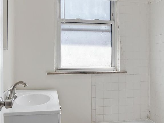 3rd image of 2905 Harrison Ave #A