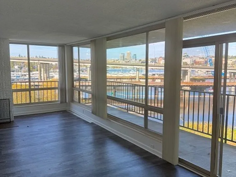 Four Seasons - 1 Bedroom Units available with amazing views by the water. Parking spots available! — Photo 2