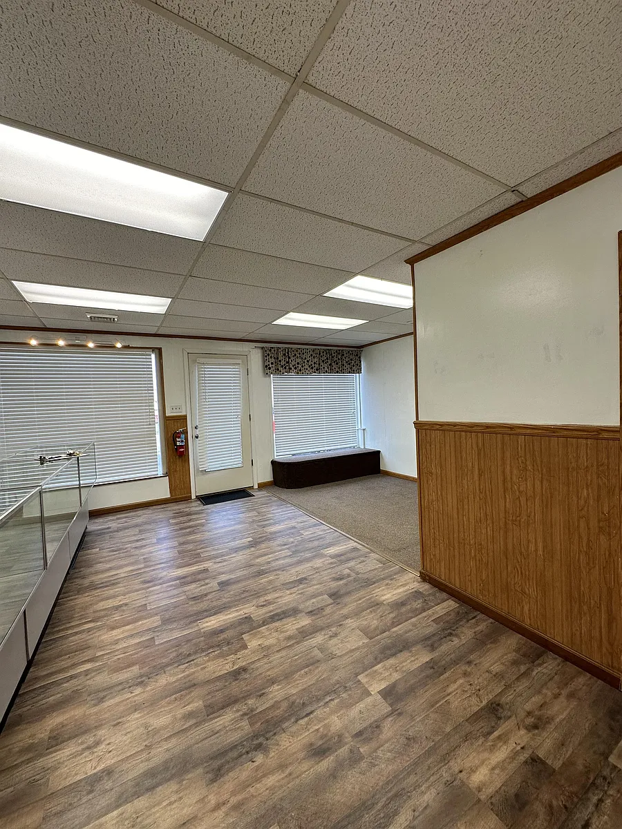 Building Photo - 16 E Main St #2
