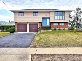 32 Jefferson Pl, Massapequa, NY 11758