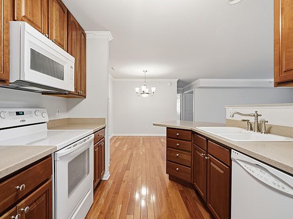 4th image of 1640 White Oak Cir Unit 2-B