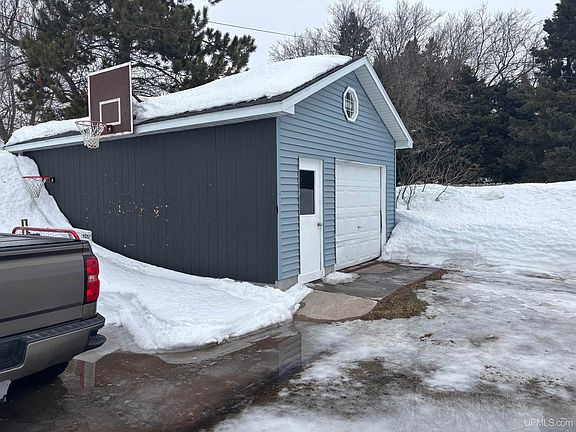 4th image of 447 Kearsarge St