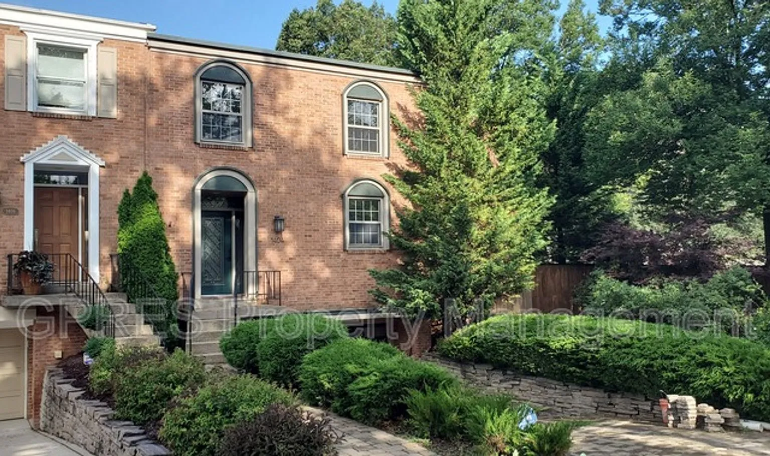 Renovated and Spacious Squirrel Hill Townhouse — Photo 1