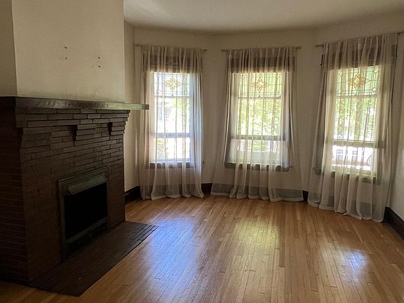 3rd image of 71 Livingston St Floor 1