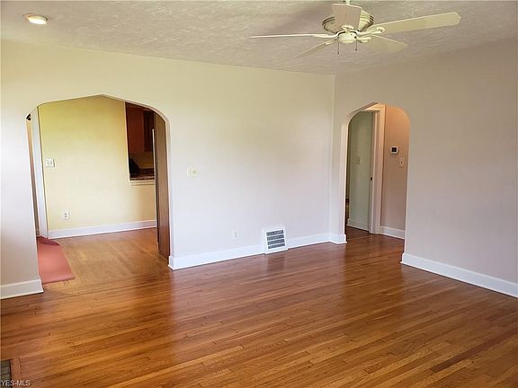 3rd image of 482 Lynn Dr