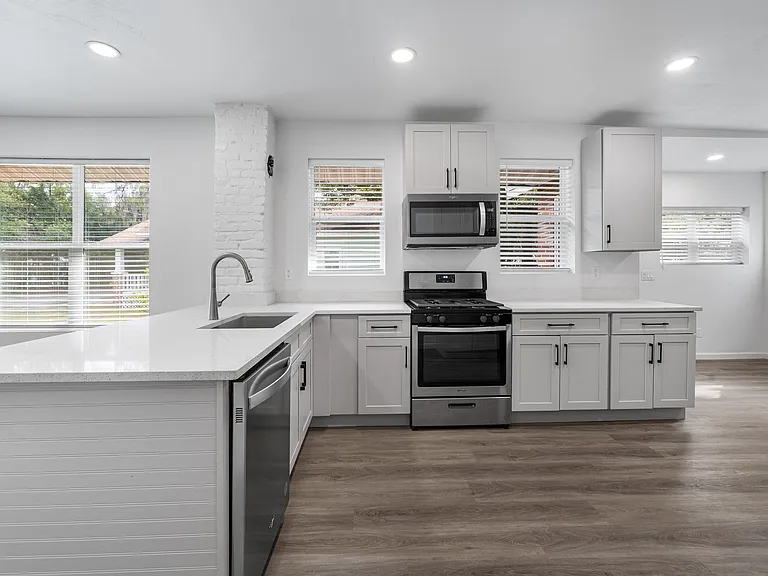 901 NW 4th Pl — Photo 7