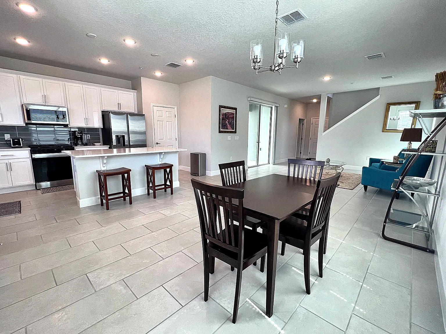 4 bed, 2.5 bath, 2208 sqft, $2,850 — Photo 3