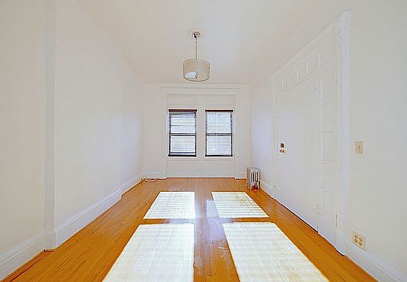 3rd image of 611 Bainbridge St #1