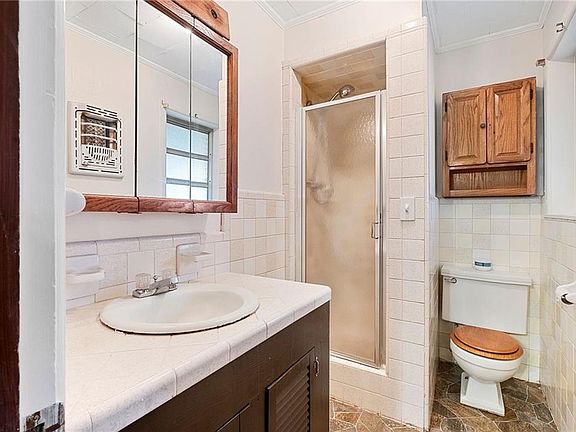 5th image of 1122 Oakwood Dr