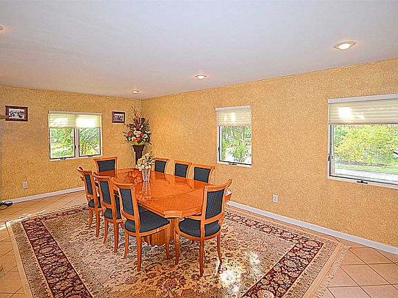 3rd image of 2 Brampton Ln