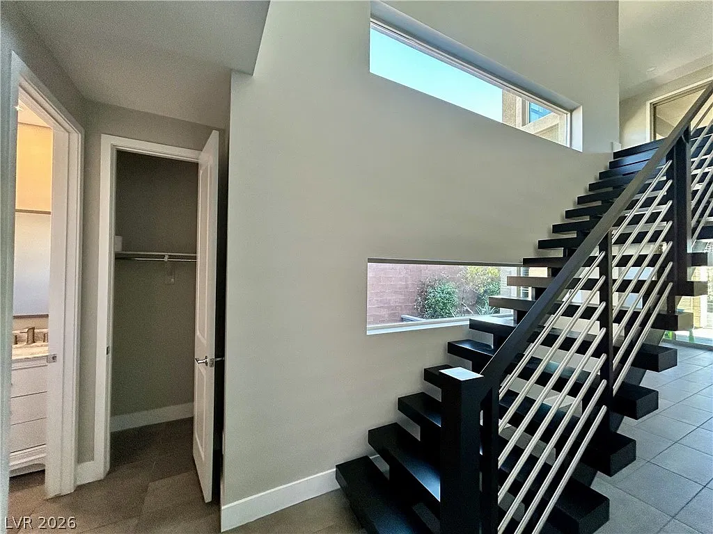 3 bed, 2.5 bath, 2564 sqft, $3,900 — Photo 3