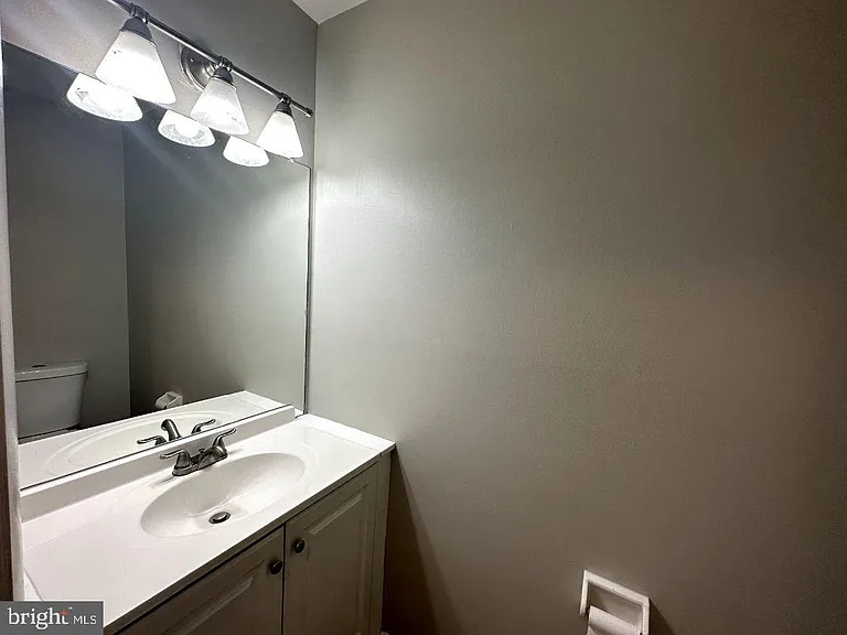 8121 Fenwick Ct — Photo 9