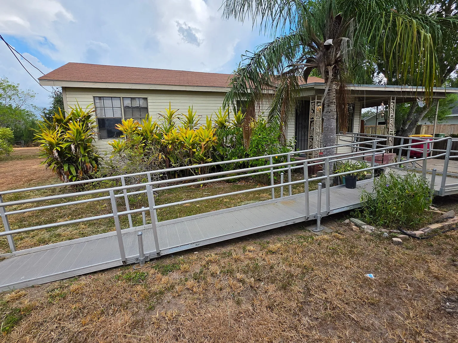 3 bed, 1000 sqft, $1,100 — Photo 2