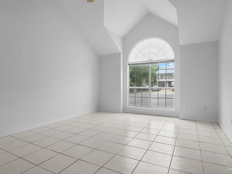 1356 Redwood Ln — Photo 3