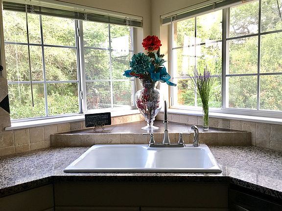 5th image of 703 Post Oak Cir