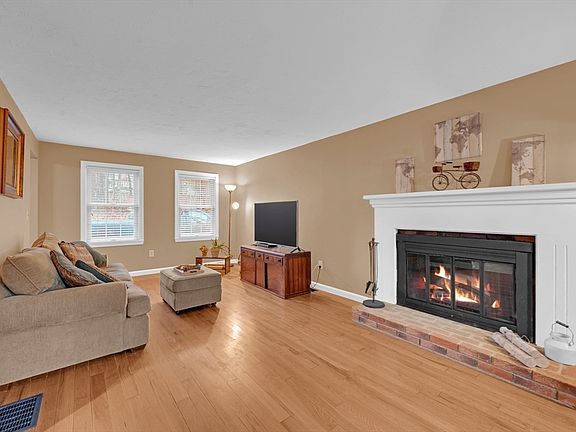 4th image of 32 Sibley Rd