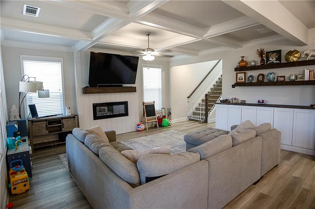 4 bed, 3.0 bath, 2731 sqft, $2,300 — Photo 4