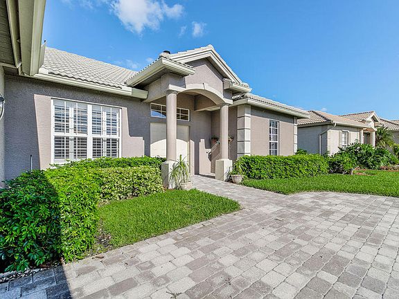 2nd image of 426 NW Canterbury Ct
