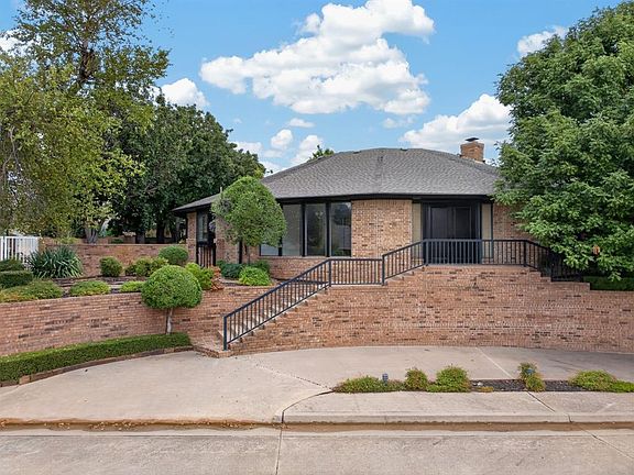 2nd image of 545 E Oak Pl
