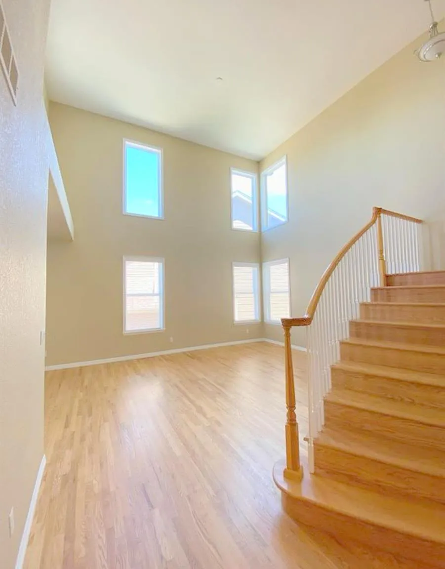 5 bed, 4.5 bath, 4267 sqft, $4,700 — Photo 3