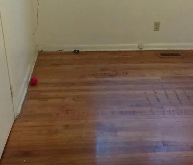 Beautiful Hardwood floors/easy to clean