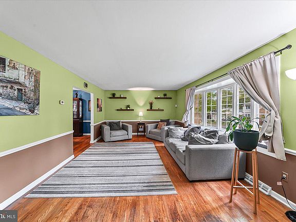 5th image of 246 Pennwood St