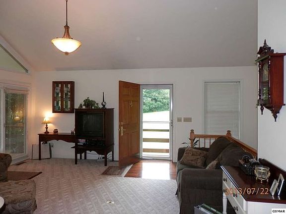 4th image of 215 Robert E Lee Dr