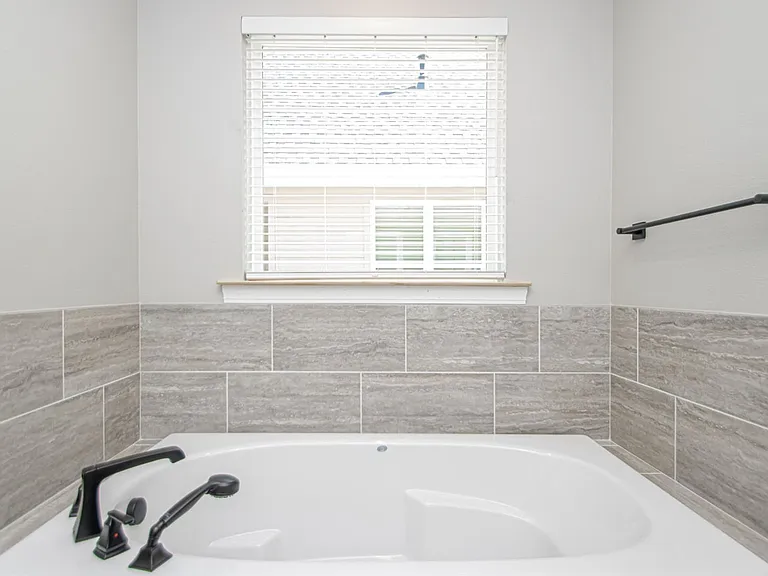 404 Gardens Ln — Photo 18