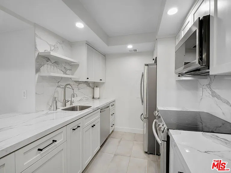 1134 Alta Loma Rd #203 — Photo 5