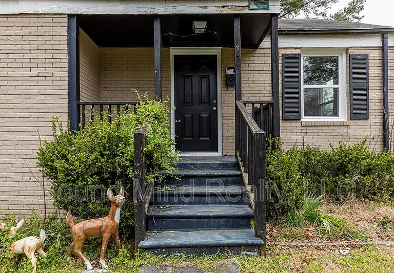 1729 Dallas St — Photo 3