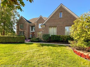 17464 Williamsburg Ct, Northville, MI