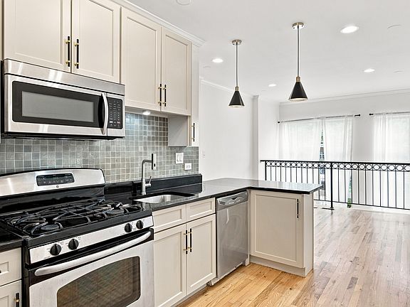5th image of 4203 S Prairie Ave #1