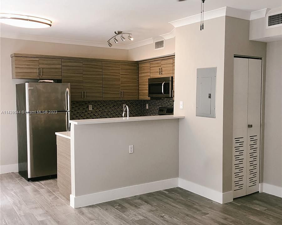 1st image of 222 Sidonia Ave #7