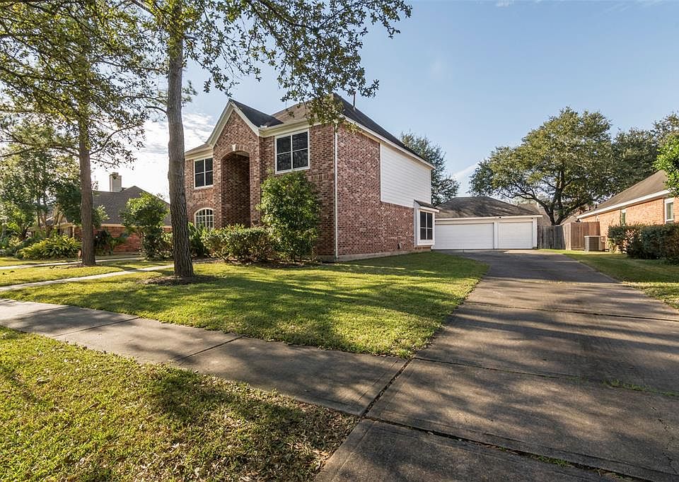 Over 3,000 square feet in Harbour Park with a 3 Car detached!