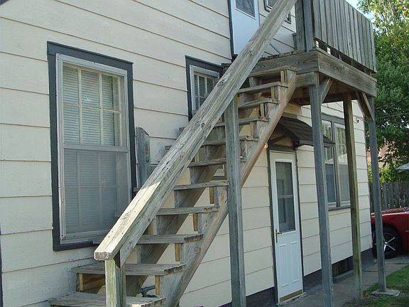 2nd image of 614 1/2 W Elm St