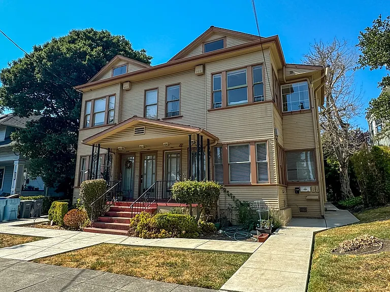 2247 Derby Street — Photo 13