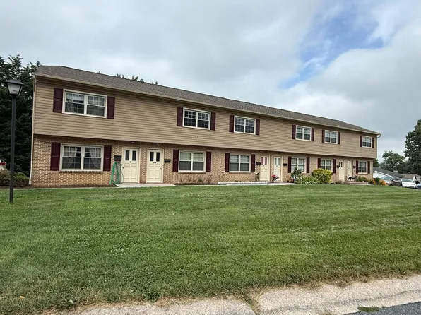 2 Meadow View Dr #10, Leola, PA 17540