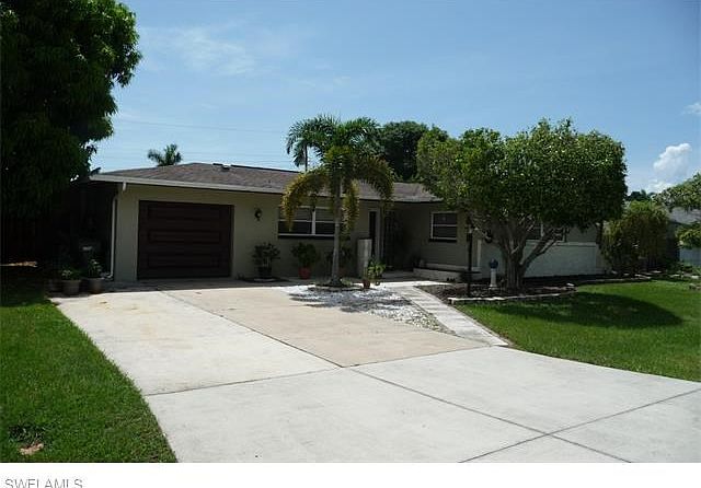 1st image of 806 Entrada Dr N