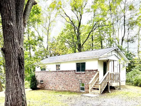 158 Independence Rd, East Stroudsburg, PA 18301