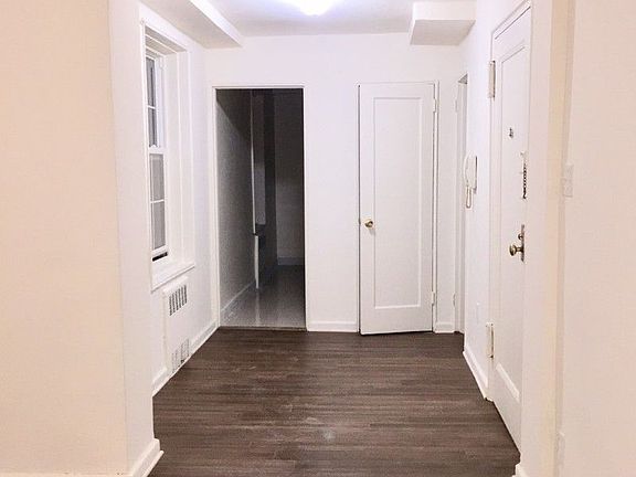 3rd image of 140-18 Burden Cres #107
