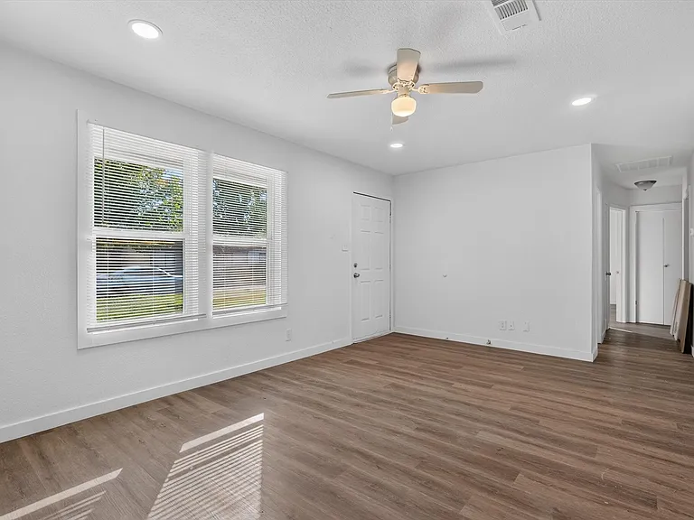 541 NW King St — Photo 8