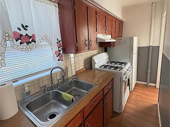 2nd image of 46 Humboldt Ave