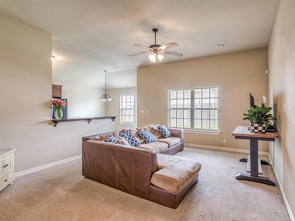 5th image of 207 W Dillon Dr