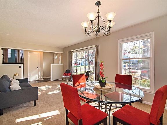 3rd image of 9928 Oakridge Dr