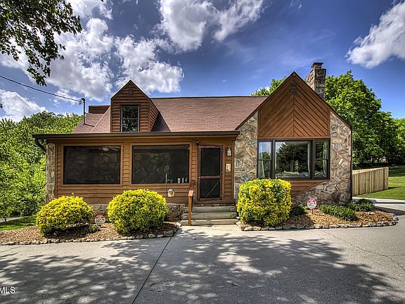 2nd image of 605 Dutch Valley Dr