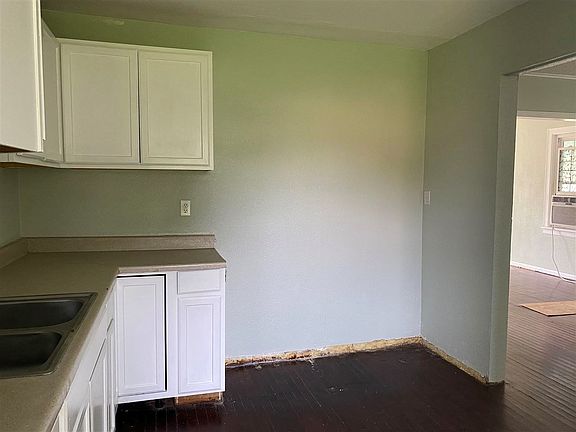 4th image of 368 E Cedar Ave