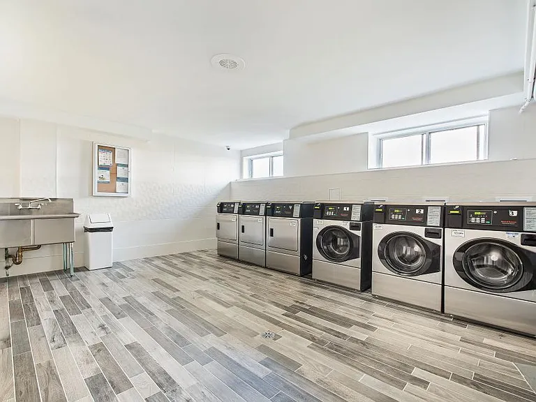 1475 Bloor St — Photo 5
