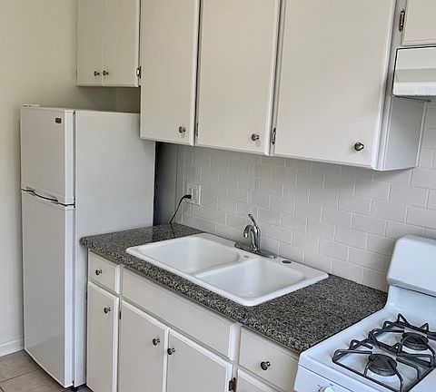 5th image of 2304 S Carmelina Ave #5