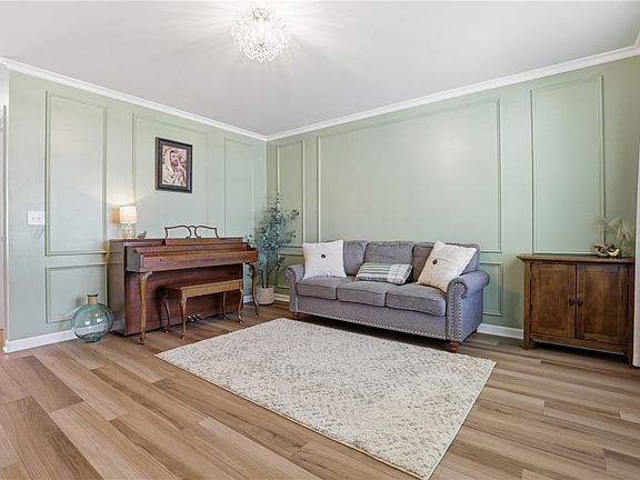 3rd image of 36 Chalet Ct