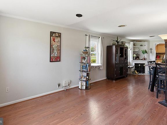 5th image of 44 Fairlawn Ave